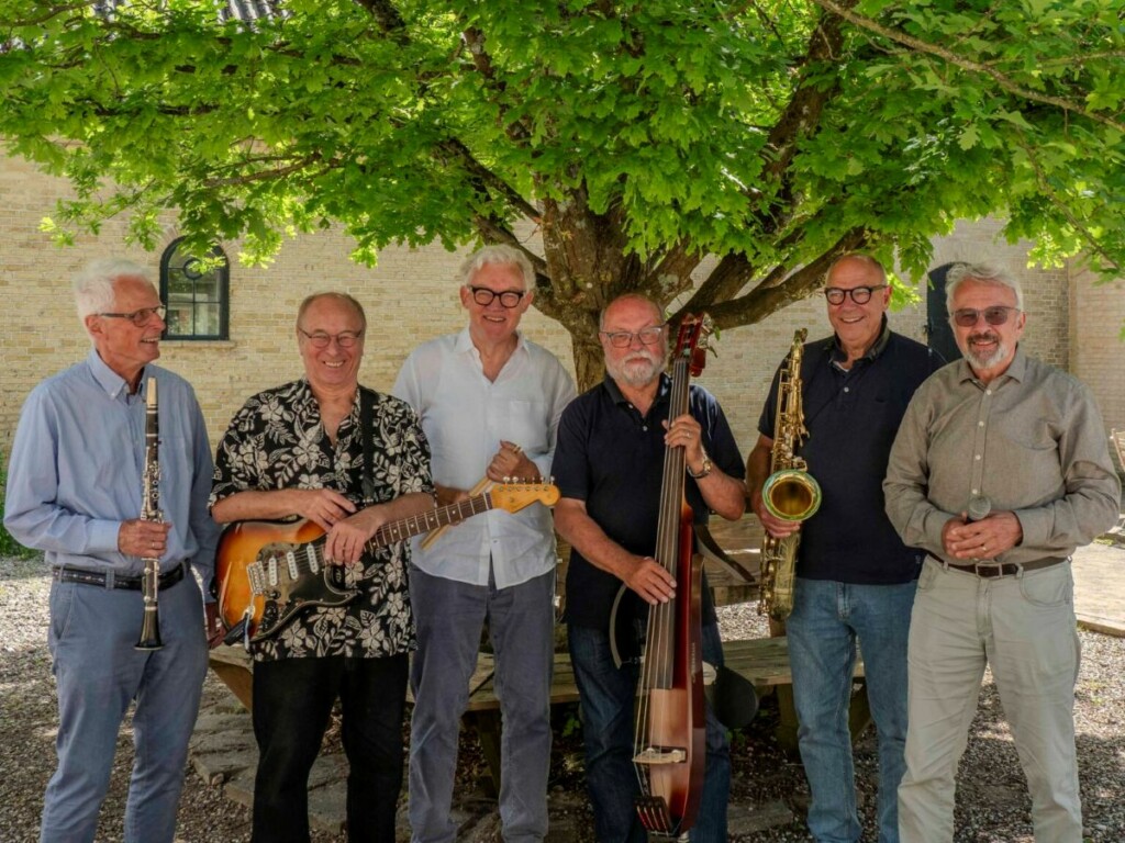 Fra venstre: Peter Wassard - tenorsax og klarinet Steen Rasmussen - guitar Jan Højgaard - trommer Gert Hemmingsen - kontrabas Peter Carlsen - tenorsax og vokal Tom Christiansen - piano og vokal